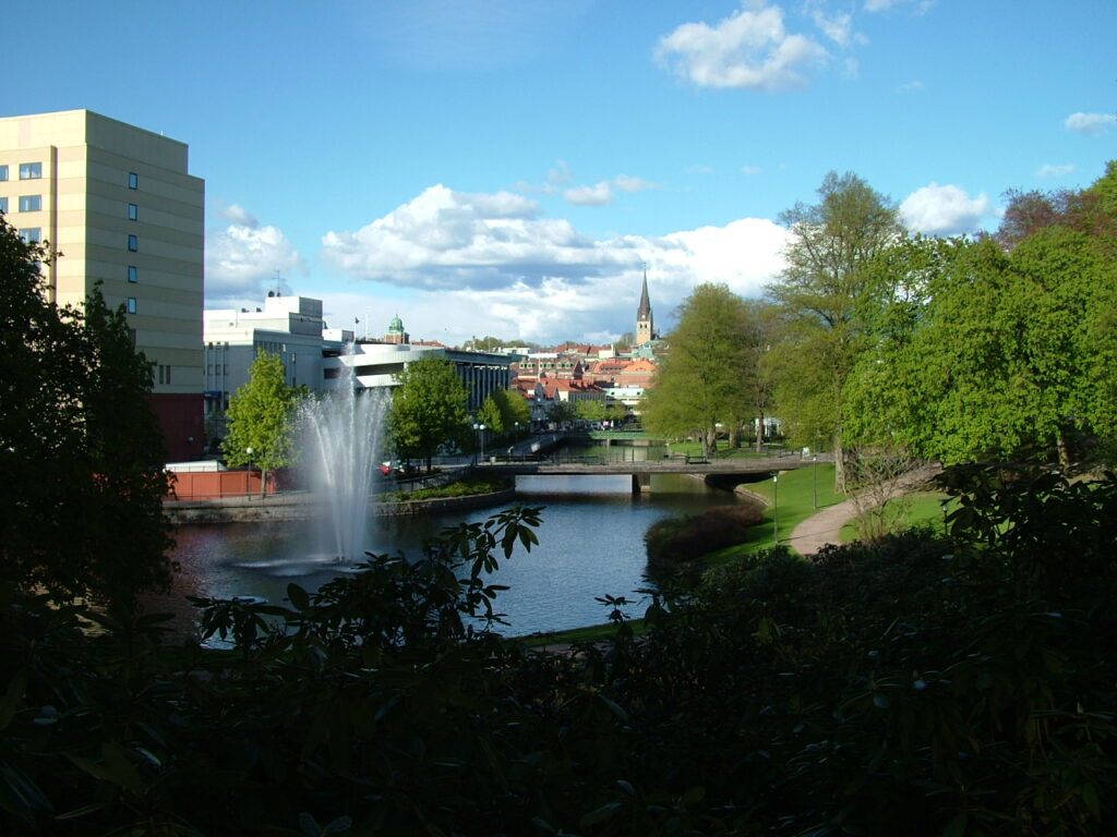 https://commons.wikimedia.org/wiki/File:Bor%C3%A5s_stadspark.jpg