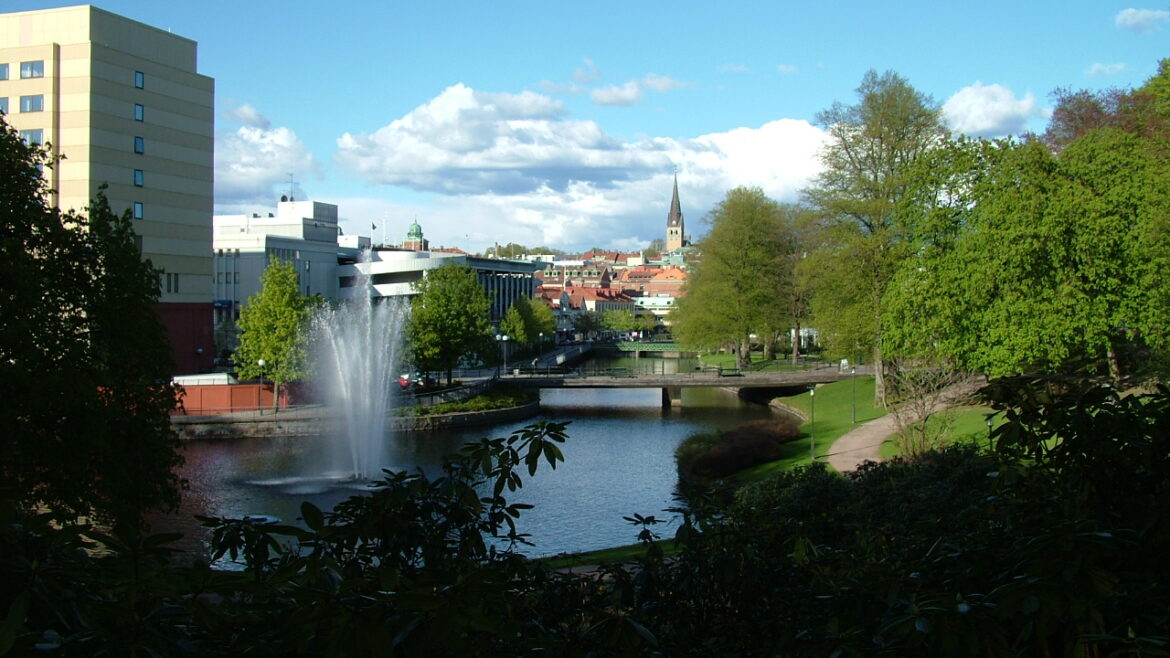 https://commons.wikimedia.org/wiki/File:Bor%C3%A5s_stadspark.jpg