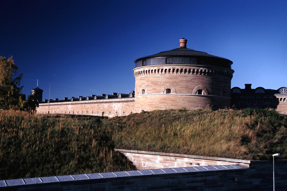 https://commons.wikimedia.org/wiki/File:Karlsborgs_f%C3%A4stning_h%C3%B6rntorn.jpg